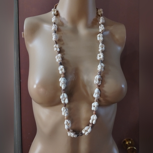 Jewelry - Beautiful women's shell necklace